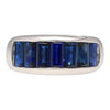 Bague en or blanc massif 18K sertie en canal de saphirs bleus taille baguette