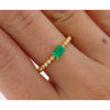 Bague fine empilable à tige nervurée en or 18K avec émeraude et diamant