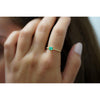 Bague empilable fine à bande nervurée, ornée d'une émeraude naturelle taille carrée, en or jaune 18K