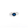Bague en or blanc 18K sertie clos et rail, saphir bleu ovale et diamants baguette
