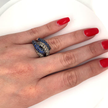 Ring cluster a 4 file con pavé in oro bianco 18K, zaffiro blu naturale rotondo e diamante marrone – Assay Jewelers