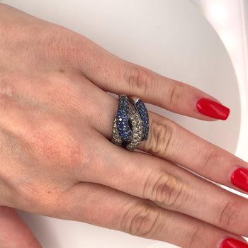 Ring cluster a 4 file con pavé in oro bianco 18K, zaffiro blu naturale rotondo e diamante marrone – Assay Jewelers