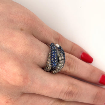 Ring cluster a 4 file con pavé in oro bianco 18K, zaffiro blu naturale rotondo e diamante marrone – Assay Jewelers