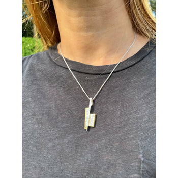 alt
Pendant in stile Art Déco in oro 18k con diamanti baguette naturali – Assay Jewelers