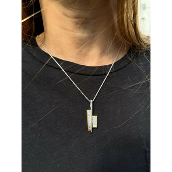 alt
Pendant in stile Art Déco in oro 18k con diamanti baguette naturali – Assay Jewelers