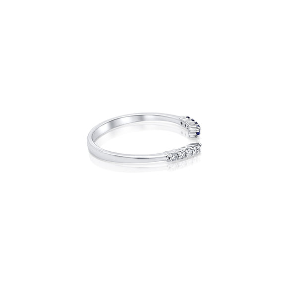 Bague fine croisée en or blanc 18 carats avec saphir bleu et diamant