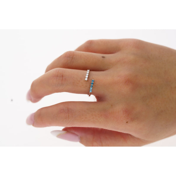 Bague fine bypass en or blanc 18 carats avec saphir bleu et diamants