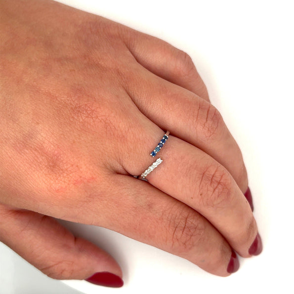 Bague fine croisée en or blanc 18 k avec saphir bleu et diamant