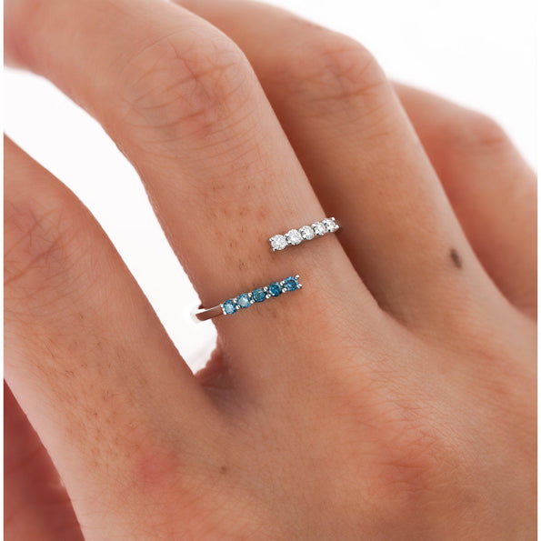 Bague fine croisée en or blanc 18k avec saphir bleu et diamants