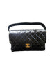 Chanel 1996 Schwarze Lack-Stepp-Umhängetasche Mittelgroße Double Charm CC 24K Flap Handtasche