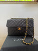 Chanel Vintage Jumbo Single Schultertasche mit Klappe aus dunkelblauem gestepptem Lammleder mit Charm
