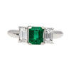 1,07 Karat quadratisch geschliffener Smaragd und Diamant Dreistein Platin Ring