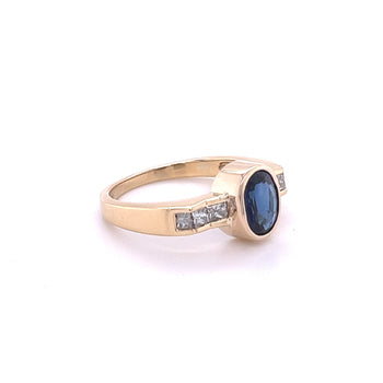Bague en or 18k avec saphir bleu taille ovale de 1,48 carat et diamant taille princesse – Assay Jewelers