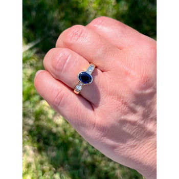 Bague en or 18k avec saphir bleu ovale de 1,48 carat et diamants taille princesse – Assay Jewelers