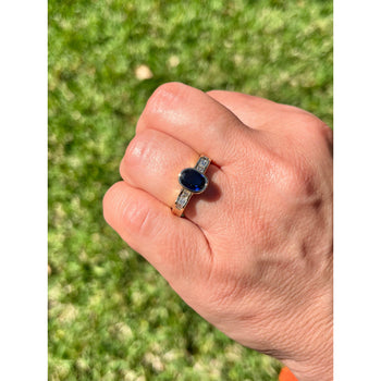 Bague en or 18k avec saphir bleu ovale de 1,48 carat et diamants taille princesse – Assay Jewelers