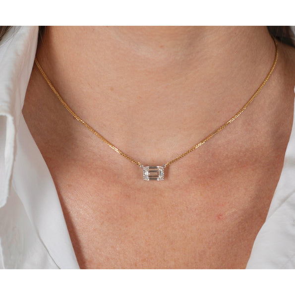 alt
Collier flottant connecté avec diamant de laboratoire taille émeraude de 2 carats, serti bicolore en or jaune et blanc 18K