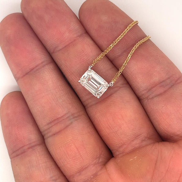 Collier flottant connecté avec diamant de laboratoire taille émeraude 2 carats, monture bicolore en or jaune et blanc 18K