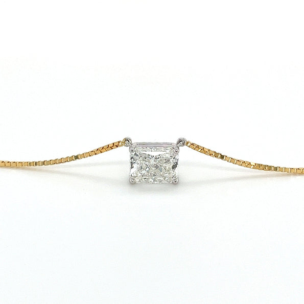 alt
Collier solitaire flottant en diamant de laboratoire taille radiant 2 carats
