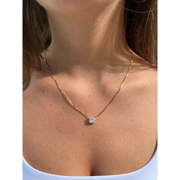 alt
Collier solitaire flottant en diamant de laboratoire taille radiant de 2 carats