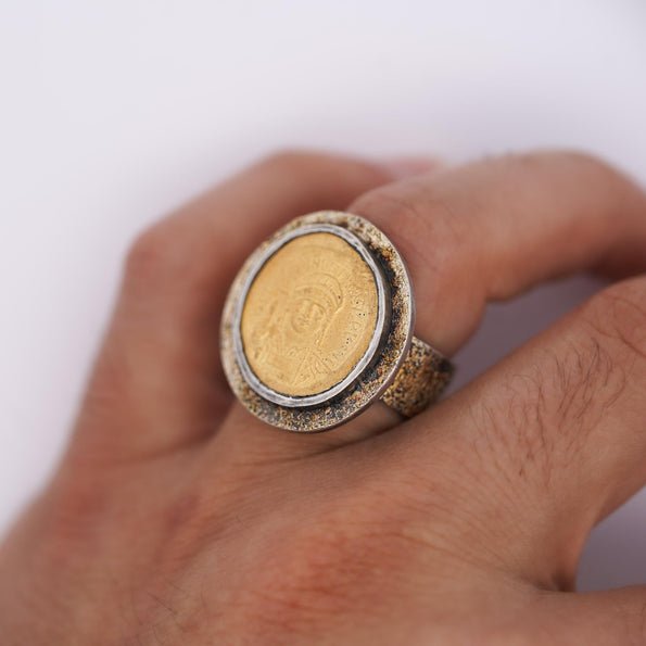 Bague sertie de pièce antique de l’Empire byzantin JUSTINIEN I en or 22K
