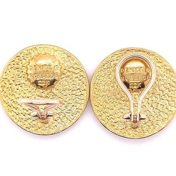 Boucles d’oreilles rondes motif pièce romaine Anciens en or 22k, signées Denise Roberge