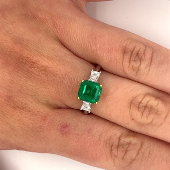 Bague 3 pierres en émeraude naturelle de 2.19 carats avec diamant baguette en or blanc 18K – Assay Jewelers