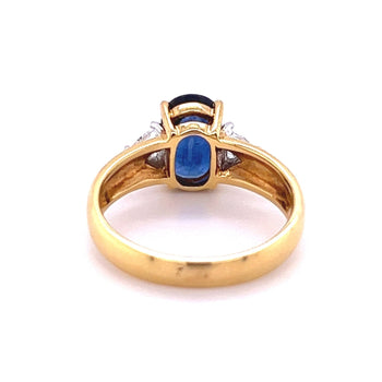 Ring in oro giallo 18k con zaffiro blu taglio ovale da 2,32 carat e diamanti laterali taglio trillion – Assay Jewelers
