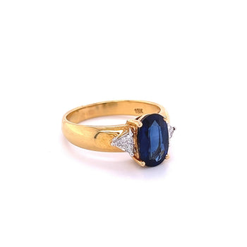 Ring in oro giallo 18k con zaffiro blu taglio ovale da 2,32 carat e diamanti laterali taglio trillion – Assay Jewelers