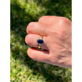 Ring in oro giallo 18k con zaffiro blu taglio ovale da 2,32 carat e diamanti laterali taglio trillion – Assay Jewelers