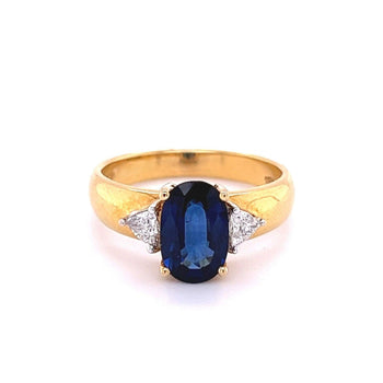 Ring in oro giallo 18k con zaffiro blu taglio ovale da 2,32 carat e diamanti laterali taglio trillion – Assay Jewelers