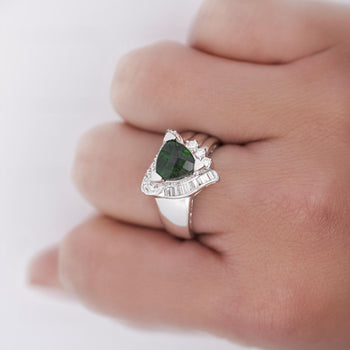 Ring statement in oro bianco con tsavorite e diamanti a scacchiera triangolare da 2,50 carati – Assay Jewelers