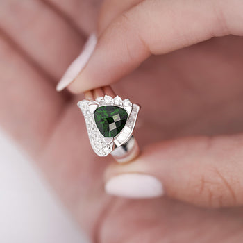 Ring statement in oro bianco con tsavorite e diamanti a scacchiera triangolare da 2,50 carati – Assay Jewelers