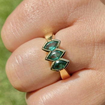 Ring in oro giallo massiccio 14k con smeraldo taglio marquise a 3 pietre – Assay Jewelers