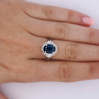 Bague en platine avec saphir bleu taille ovale de 3,21 carats et diamants – Assay Jewelers
