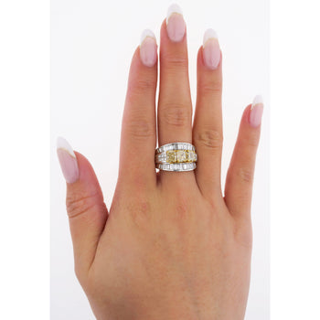 txt
Ring a 3 pietre con diamante giallo fantasia naturale taglio radiant da 3,28 ct TW in oro bianco 18K – Assay Jewelers