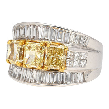 txt
Ring a 3 pietre con diamante giallo fantasia naturale taglio radiant da 3,28 ct TW in oro bianco 18K – Assay Jewelers