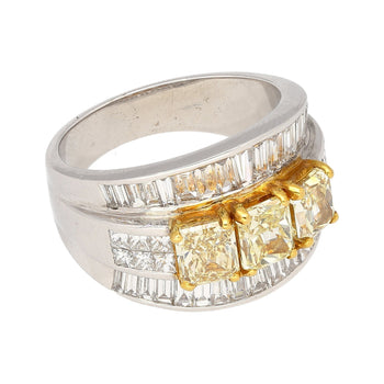 txt
Ring a 3 pietre con diamante giallo fantasia naturale taglio radiant da 3,28 ct TW in oro bianco 18K – Assay Jewelers
