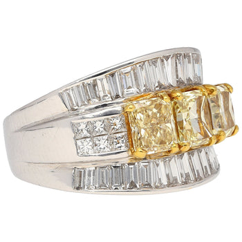 txt
Ring a 3 pietre con diamante giallo fantasia naturale taglio radiant da 3,28 ct TW in oro bianco 18K – Assay Jewelers
