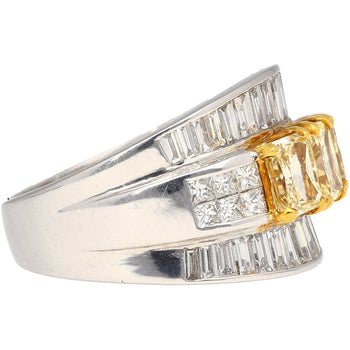txt
Ring a 3 pietre con diamante giallo fantasia naturale taglio radiant da 3,28 ct TW in oro bianco 18K – Assay Jewelers