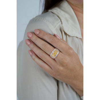 txt
Ring a 3 pietre con diamante giallo fantasia naturale taglio radiant da 3,28 ct TW in oro bianco 18K – Assay Jewelers