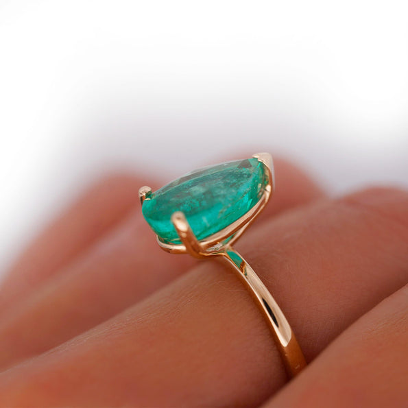 4.01 Carat Pear Cut Green Emerald Solitaire Ring in 18K Rose Gold