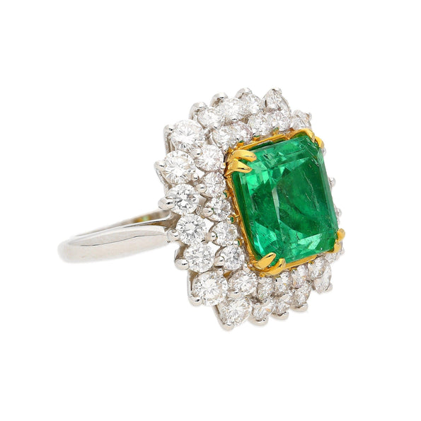 Émeraude colombienne naturelle de 4,30 carat en bague cluster de diamants