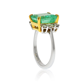 4.65カラットのエメラルドカット・コロンビア産エメラルドRing、細身の18kホワイト＆イエローゴールドRing – Assay Jewelers