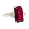 4,67 Karat Roter Turmalin und Trillion-Diamant Dreistein Platin Ring