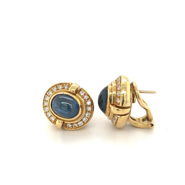 Boucles d’oreilles à fermoir dormeuse en or 18K avec saphir bleu cabochon de 7 carats