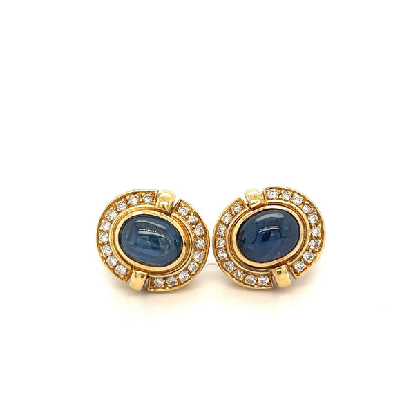 Boucles d'oreilles puces à fermoir dormeuse en or 18K avec saphir bleu cabochon de 7 carats