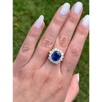 Ring con zaffiro blu taglio ovale da 7,15 carati e halo di diamanti in oro giallo 14K – Assay Jewelers