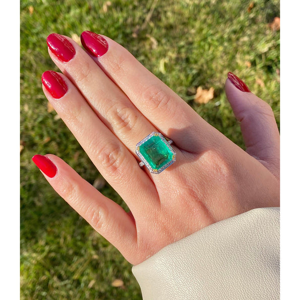 Bague halo en diamant en or blanc 18K avec émeraude russe de 8 carats