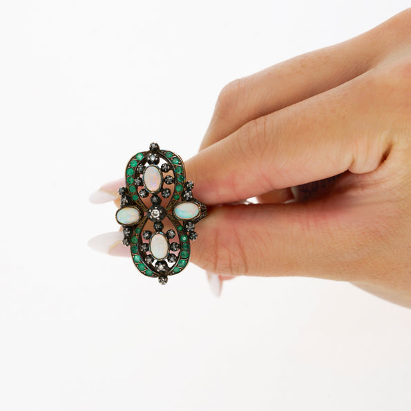 Bague victorienne antique des années 1800 en opale, émeraude et diamant, en or et argent