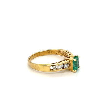 Emerald taglio smeraldo naturale e diamanti incastonati a canale in oro giallo 18k Ring – Assay Jewelers